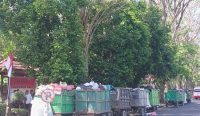 Foto: Motor pengangkut sampah saat diparkir di depan kantor Gubernur Bali. Sumber: Yulius N/wacanabali.com
