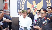 foto: Sekretaris Daerah Provinsi Bali, Dewa Made Indra saat memberikan keterangan pers usai pemberian remisi kepada narapidana dan anak binaan yang dipusatkan di Lembaga Pemasyarakatan Kelas IIA Kerobokan, Badung, dalam rangka Peringatan HUT RI ke-80. Acara ini juga dihadiri oleh Kepala Kantor Wilayah KEMENKUMHAM Bali dan FKPD Provinsi Bali, pada Minggu (17/8). sumber: dok/humas