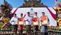 Pemberian Piagam penghargaan kepada tiga OPD yang berhasil mendapatkan penghargaan Adhyasta Prajaniti 2025, Sabtu (16/08/2025). Foto: dok/Pemprov Bali