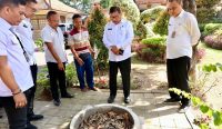 Foto: Sekda Alit Wiradana saat meninjau lokasi Teba Modern di Halaman kantor Dinas Kebudayaan dan Dinas PMD Kota Denpasar, Jalan Hayam Wuruk, Rabu (20/8). Sumber: dok/hms