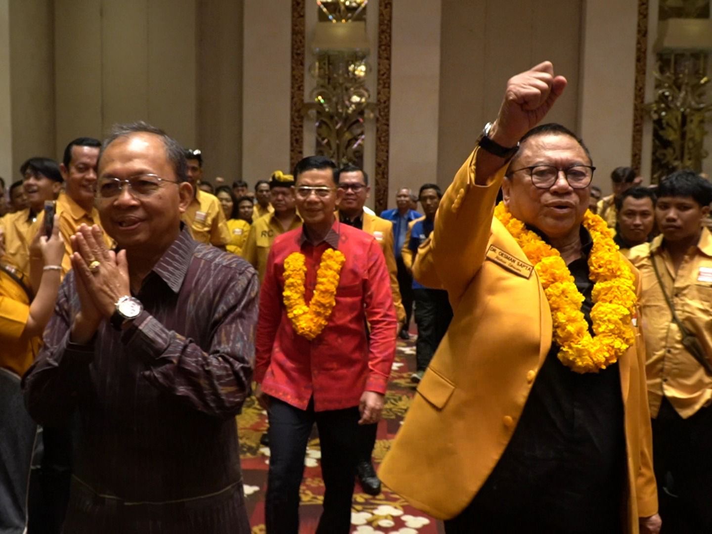 Foto: Ketua Umum DPP Partai Hanura Oesman Sapta Odang (kanan) bersama Gubernur Bali Wayan Koster (kiri) tiba di arena Musyawarah Daerah (Musda) DPD Partai Hanura Bali IV di The Trans Resort Bali, Senin (11/8/2025). Sumber: tim/wacanabali.com