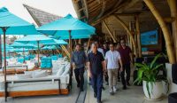 Gubernur Bali Wayan Koster dan Bupati Badung I Wayan Adi Arnawa meninjau area Finns Beach Club saat sidak pengawasan tata ruang dan perizinan di kawasan Pantai Berawa, Minggu (10/8/2025).