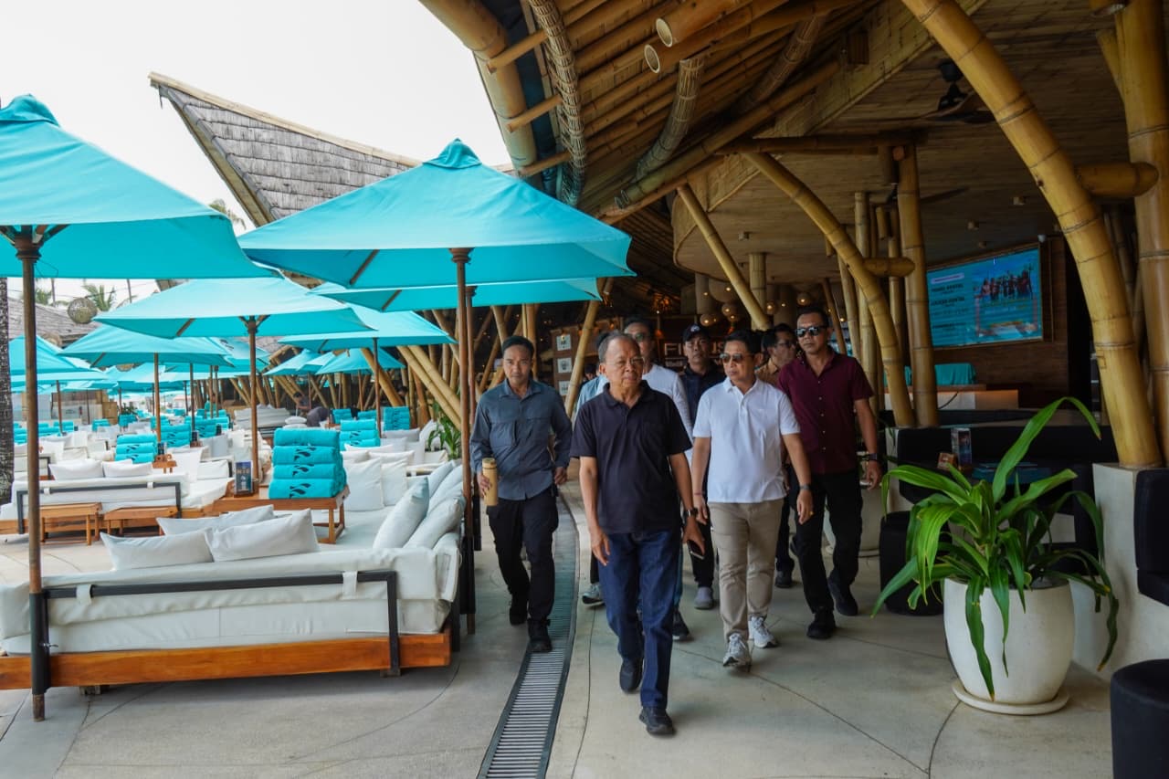 Gubernur Bali Wayan Koster dan Bupati Badung I Wayan Adi Arnawa meninjau area Finns Beach Club saat sidak pengawasan tata ruang dan perizinan di kawasan Pantai Berawa, Minggu (10/8/2025).
