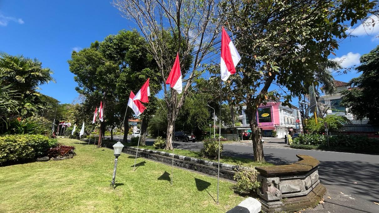 Foto: Pemasangan Bendera Merah Putih menjelang HUT RI ke-80. Sumber: Istimewa.