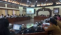 Foto: Komisi III DPRD Provinsi Bali melaksanakan rapat koordinasi terkait kelangkaan LPG 3 kg, Senin (25/8/25). Sumber: Komang Ari/Wacana Bali.
