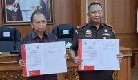 Gubernur Bali Wayan Koster dan Kajati Bali Ketut Sumedana usai menandatangani MoU pendampingan hukum perdata dan TUN di Denpasar, Senin (11/8/2025).