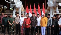 Gubernur Bali Wayan Koster bersama Forkopimda, pemuka agama, dan tokoh adat menyatukan sikap menjaga Bali tetap teduh pasca aksi demonstrasi, di Gedung Kertha Sabha Denpasar, Minggu (31/8).
