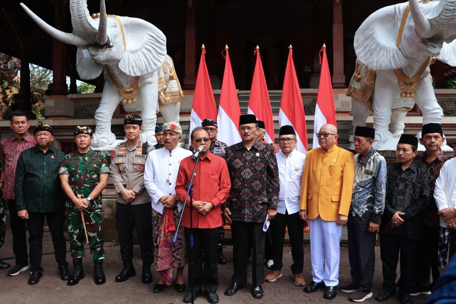 Gubernur Bali Wayan Koster bersama Forkopimda, pemuka agama, dan tokoh adat menyatukan sikap menjaga Bali tetap teduh pasca aksi demonstrasi, di Gedung Kertha Sabha Denpasar, Minggu (31/8).