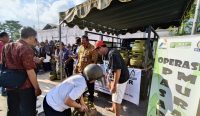 Foto: Masyarakat berbondong-bondong membeli LPG 3 kg saat pelaksanaan pasar murah di kawasan Jalan Cokroaminoto, Denpasar, Selasa (12/8/25). Sumber: Komang Ari/Wacana Bali.
