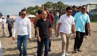 Gubernur Bali Wayan Koster bersama Bupati Badung I Wayan Adi Arnawa meninjau kawasan Pantai Berawa, memastikan pembangunan berjalan sesuai aturan.