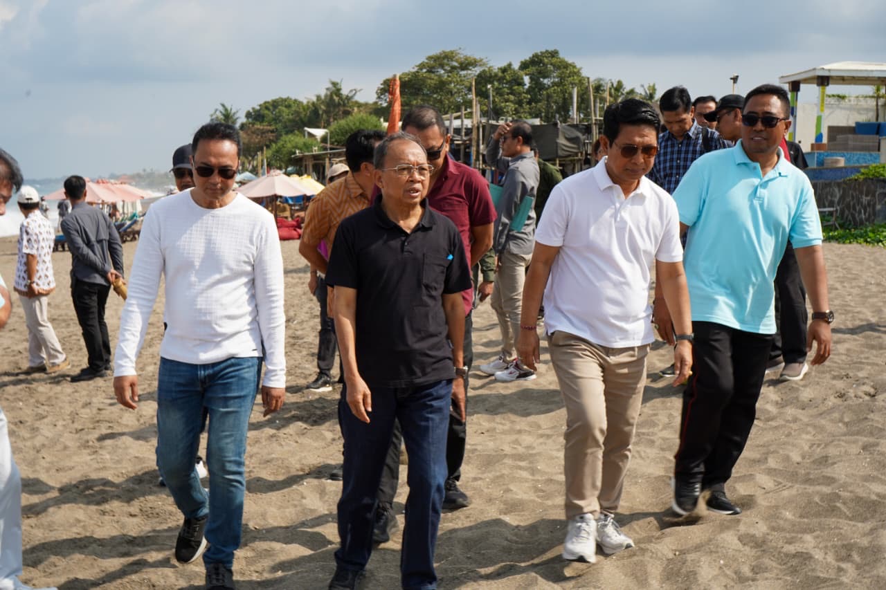 Gubernur Bali Wayan Koster bersama Bupati Badung I Wayan Adi Arnawa meninjau kawasan Pantai Berawa, memastikan pembangunan berjalan sesuai aturan.