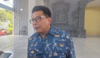 Foto: CEO IESR Fabby Tumiwa saat diwawancarai awak media di Desa Banjarasem, Kabupaten Buleleng, Rabu (27/8/25). Sumber: Komang Ari/Wacana Bali.