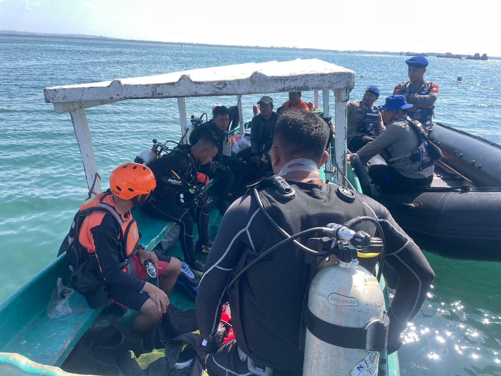Tim SAR gabungan bersiap melakukan penyelaman di Perairan Tanjung Benoa untuk mencari ABK KM Banyu Urip II yang tenggelam.