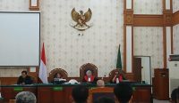 Foto: suasana sidang perkara pemalsuan silsilah yang dituduhkan kepada Jero Kepisah. Sumber: Yulius N/wacanabali.com