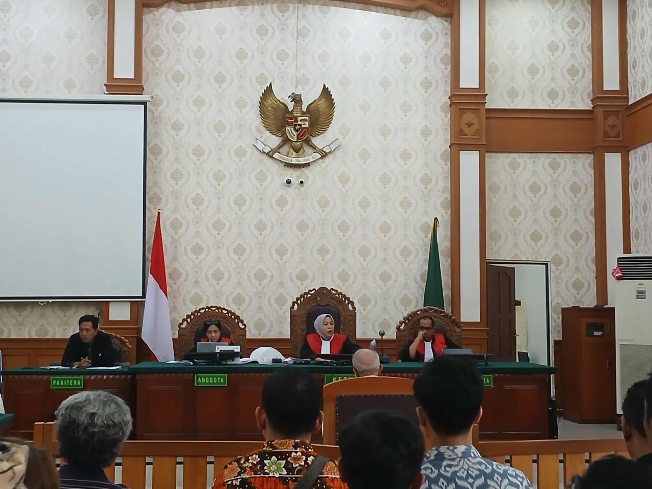 Foto: suasana sidang perkara pemalsuan silsilah yang dituduhkan kepada Jero Kepisah. Sumber: Yulius N/wacanabali.com