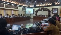 Foto: Komisi III DPRD Provinsi Bali melaksanakan rapat koordinasi terkait kelangkaan LPG 3 kg, Senin (25/8/25). Sumber: Komang Ari/Wacana Bali.