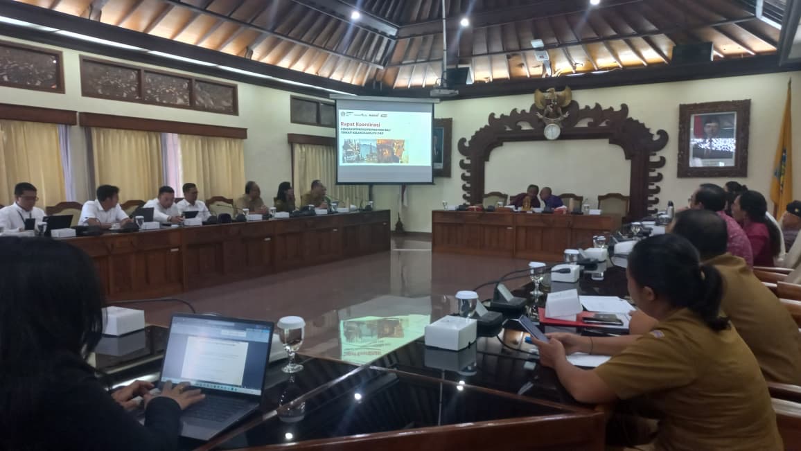 Foto: Komisi III DPRD Provinsi Bali melaksanakan rapat koordinasi terkait kelangkaan LPG 3 kg, Senin (25/8/25). Sumber: Komang Ari/Wacana Bali.