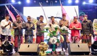 Foto: Wakil Wali Kota Denpasar I Kadek Agus Arya Wibawa (tengah) bersama jajaran pejabat dan tokoh masyarakat menancapkan simbol “Pecut” sebagai tanda dibukanya Pemecutan Festival 2025 di Jalan Gunung Batukaru, Kelurahan Pemecutan, Jumat (15/8/2025) malam. Sumber: dok/hms