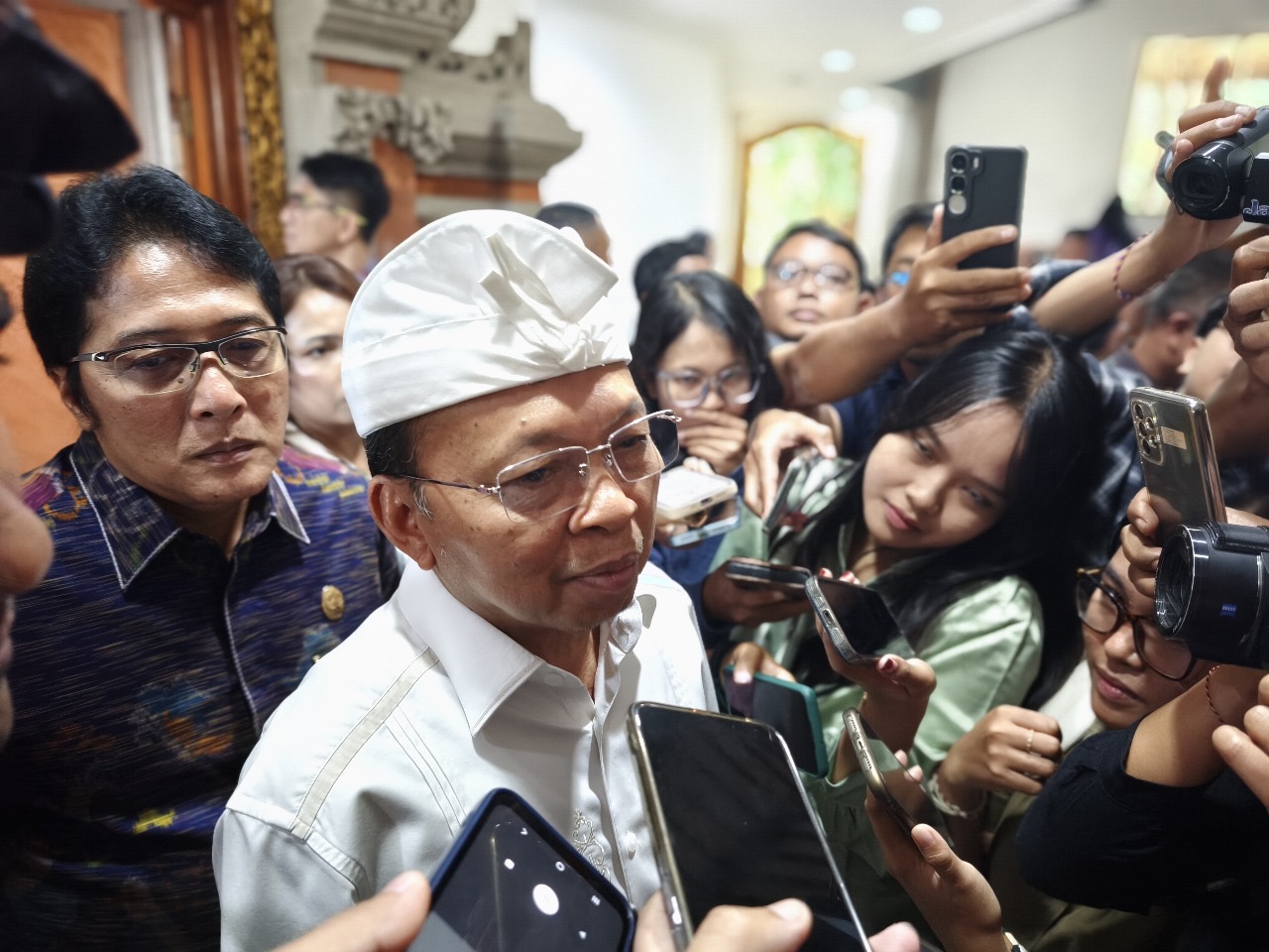 Foto: Gubernur Bali Wayan Koster dan Wakil Gubernur Bali I Nyoman Giri Prasta. Sumber: Yulius N/wacanabali.com