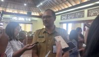 Foto: Kepala Dinas Perindustrian dan Perdagangan (Kadisperindag) Provinsi Bali, I Gusti Ngurah Wiryanata saat diwawancarai usai melaksanakan rapat koordinasi terkait kelangkaan LPG 3 kg bersama Komisi III DPRD RI. Sumber: Komang Ari/Wacana Bali.