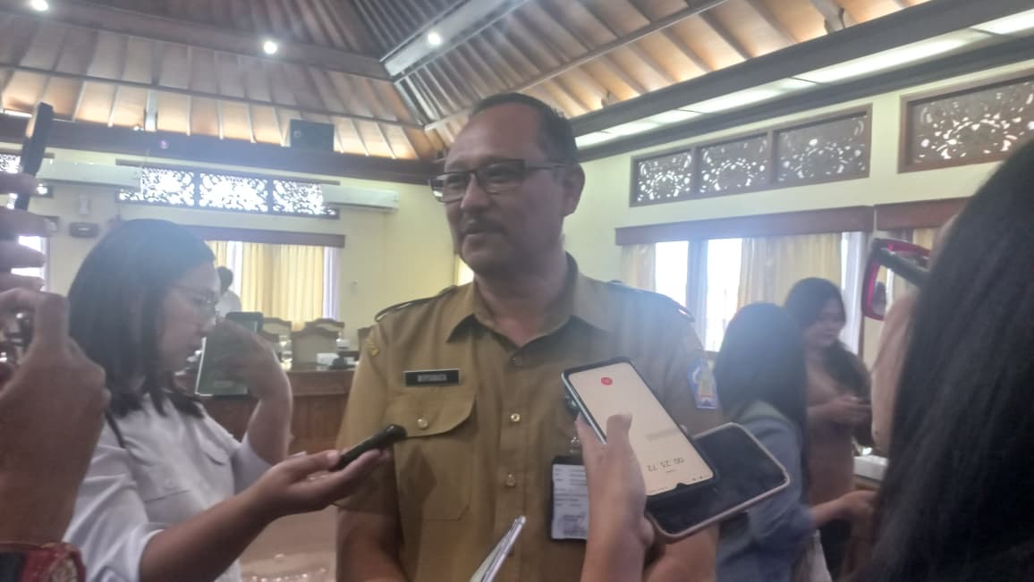 Foto: Kepala Dinas Perindustrian dan Perdagangan (Kadisperindag) Provinsi Bali, I Gusti Ngurah Wiryanata saat diwawancarai usai melaksanakan rapat koordinasi terkait kelangkaan LPG 3 kg bersama Komisi III DPRD RI. Sumber: Komang Ari/Wacana Bali.