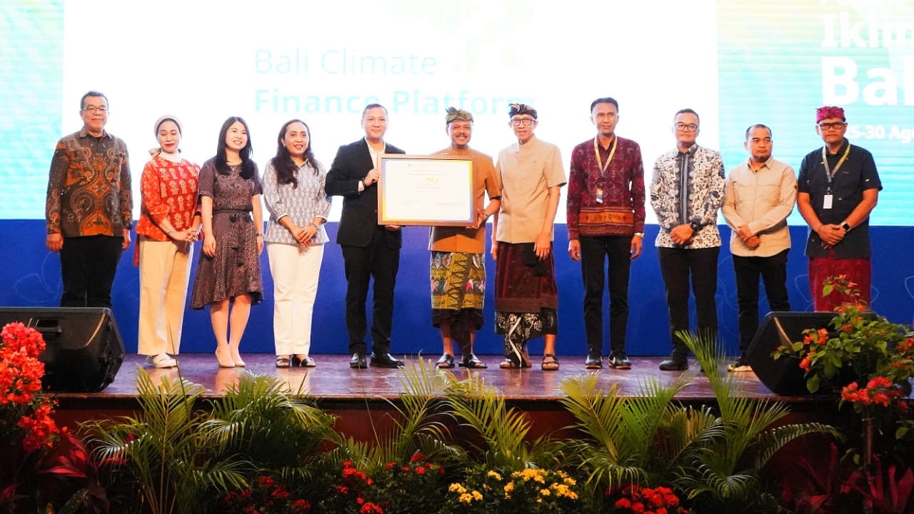 Foto: Sekda Bali Dewa Made Indra bersama pelaku proyek energi bersih di acara Pekan Iklim Bali 2025. Sumber: Ist.