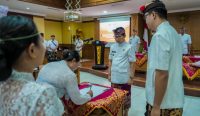 Bupati Wayan Adi Arnawa melantik dan mengambil sumpah jabatan Pejabat Administrator, Pejabat Pengawas dan Pejabat Fungsional di Ruang Kriya Gosana, Puspem Badung, Kamis (14/8).