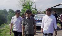 Bupati Wayan Adi Arnawa saat meninjau TPS Desa Adat Kapal di Jalan Tambaksari No.27, Kelurahan Kapal, Mengwi, Kamis (7/8).