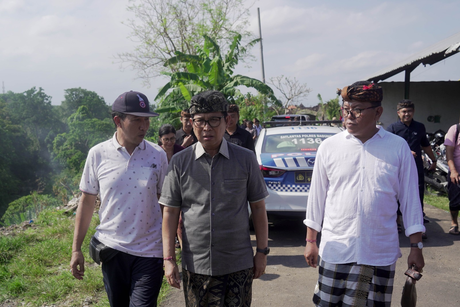 Bupati Wayan Adi Arnawa saat meninjau TPS Desa Adat Kapal di Jalan Tambaksari No.27, Kelurahan Kapal, Mengwi, Kamis (7/8).
