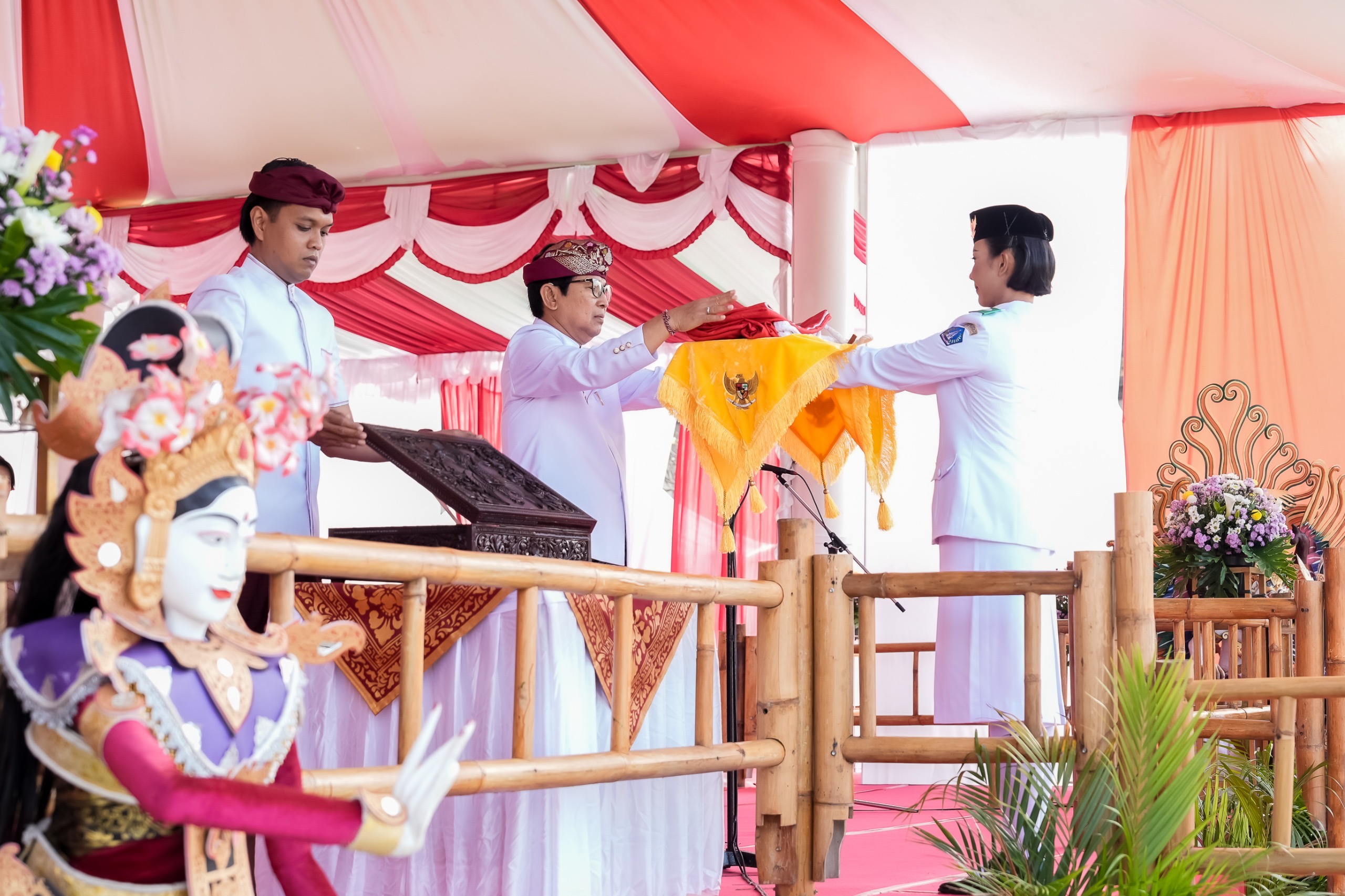 Bupati Badung I Wayan Adi Arnawa menjadi Inspektur Upacara saat Upacara Peringatan HUT Ke-80 Kemerdekaan RI Tahun 2025 di Lapangan Mangupraja Mandala, Puspem Badung, Minggu (17/8).