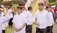 Bupati Wayan Adi Arnawa bersama Wabup Bagus Alit Sucipta saat menghadiri Upacara Pelebon Ida Pedanda Gede Sadhawa Jelantik Putra, di Griya Sedawa, Desa Adat Tegal Tugu, Gianyar, Kamis (28/8).