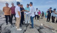 Bupati Badung I Wayan Adi Arnawa mendampingi Gubernur Bali Wayan Koster saat Sidak terkait pembangunan di Kawasan Pantai Berawa, Desa Tibubeneng, Kuta Utara, Minggu (10/8).