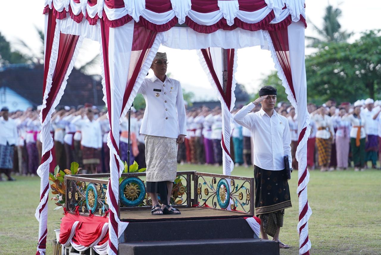 Bupati Klungkung I Made Satria memimpin Upacara Peringatan Hari Jadi ke-67 Provinsi Bali di Lapangan Pau, Kecamatan Banjarangkan, Kamis (14/8/2025), dengan peserta dari jajaran OPD Pemkab Klungkung, TNI/Polri, serta pelajar. Bupati Klungkung I Made Satria memimpin Upacara Peringatan Hari Jadi ke-67 Provinsi Bali di Lapangan Pau, Kecamatan Banjarangkan, Kamis (14/8/2025), dengan peserta dari jajaran OPD Pemkab Klungkung, TNI/Polri, serta pelajar.