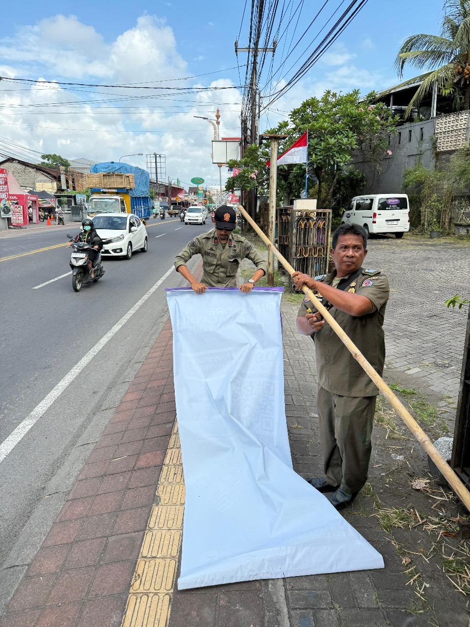 Foto: Penertiban alat peraga promosi kadaluarsa oleh Satpol PP Denpasar. Sumber: Istimewa.