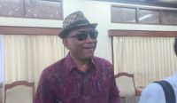 Foto: Ketua Komisi III DPRD Bali I Nyoman Suyasa saat diwawancarai, Senin (25/8/25). Sumber: Komang Ari/Wacana Bali.