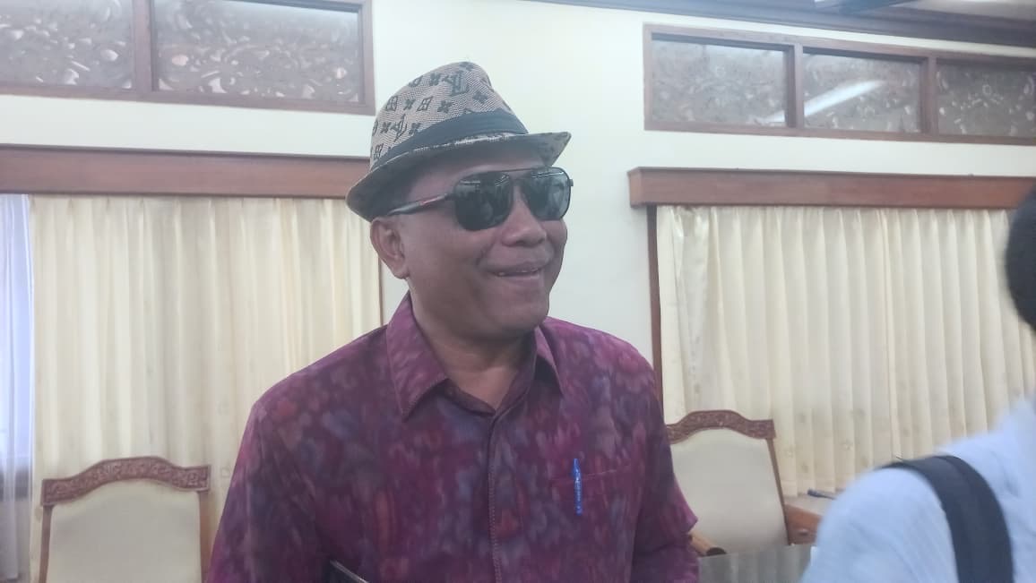 Foto: Ketua Komisi III DPRD Bali I Nyoman Suyasa saat diwawancarai, Senin (25/8/25). Sumber: Komang Ari/Wacana Bali.