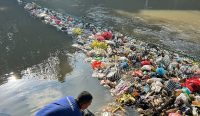 Foto: Petugas membersihkan sampah-sampah plastik di sungai. Sumber: Istimewa.