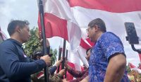 Foto: Pembagian bendera Merah Putih secara simbolis oleh Kesbangpol Provinsi Bali. Sumber: Yulius N/wacanabali.com