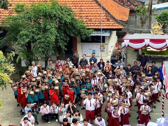 Foto: Peluncuran sekolah percontohan pengelolaan kompos di Pererenan, Badung. Sumber: Istimewa.