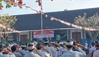 Foto: Upacara pengibaran bendera Kemerdekaan HUT RI ke-80 di SMK TI Bali Global Badung. Sumber: Yulius N/wacanabali.com