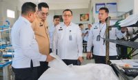 Pejabat Kementerian Imigrasi dan Pemasyarakatan meninjau program pembinaan kerja warga binaan di Lapas Kerobokan.