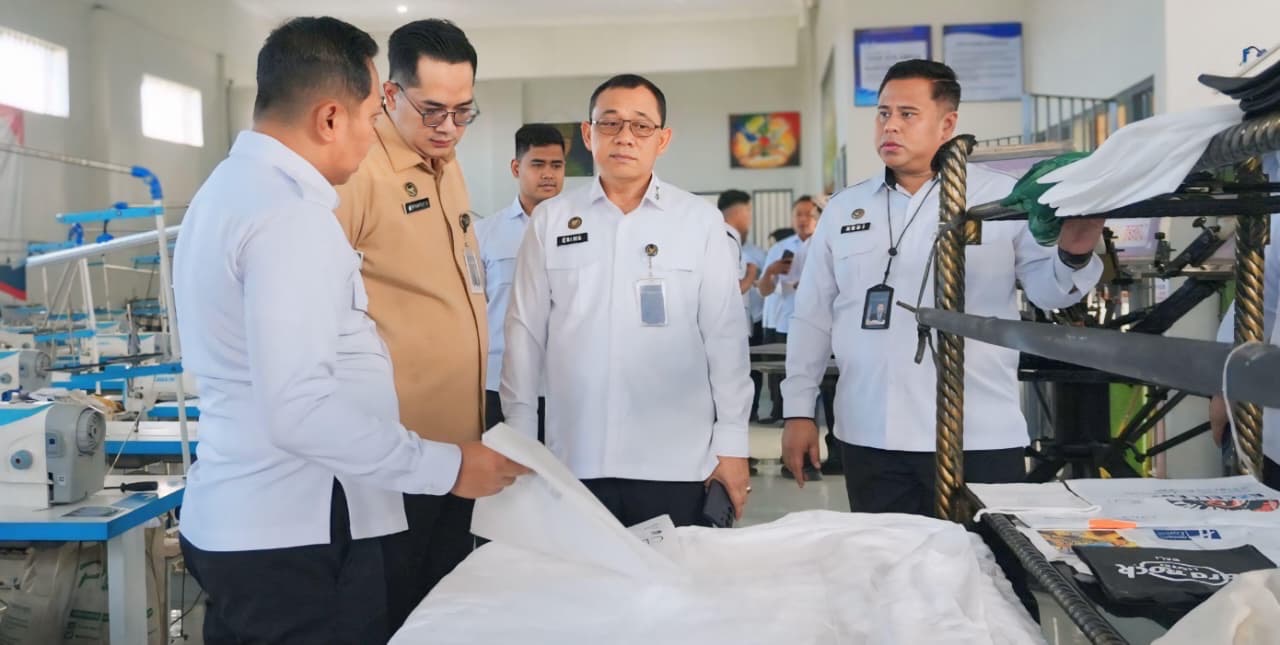 Pejabat Kementerian Imigrasi dan Pemasyarakatan meninjau program pembinaan kerja warga binaan di Lapas Kerobokan.