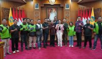 Pertemuan Gubernur Bali Wayan Koster bersama perwakilan driver ojek online di Jaya Sabha, Denpasar, membahas komitmen menjaga Bali tetap aman dan kondusif.