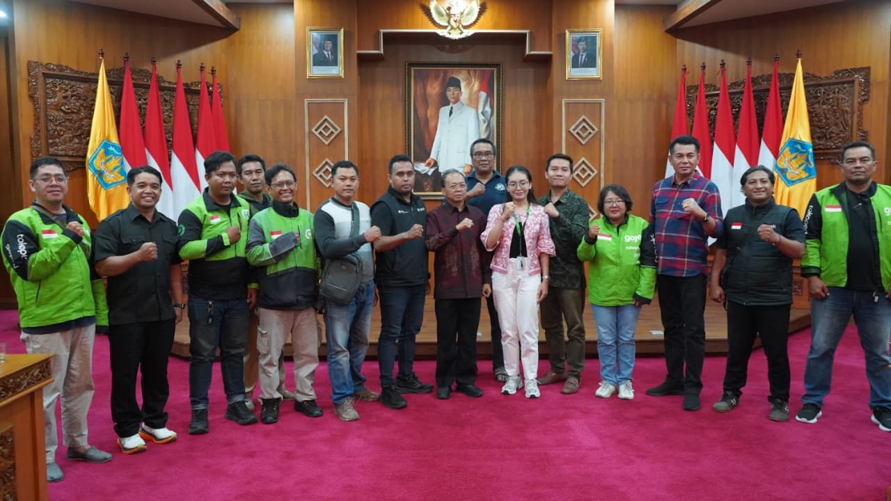 Pertemuan Gubernur Bali Wayan Koster bersama perwakilan driver ojek online di Jaya Sabha, Denpasar, membahas komitmen menjaga Bali tetap aman dan kondusif.