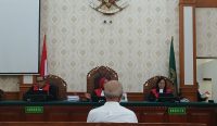 Foto: Sidang agenda pembacaan duplik perkara dugaan pemalsuan silsilah Jero Kepisah di PN Denpasar, Selasa 19 Agustus 2025. Sumber: Yulius/wacanabali.com