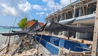 Foto: Pembangunan Villa dekat dengan tanggul Pantai di Nusa Penida. Sumber: dok/hms