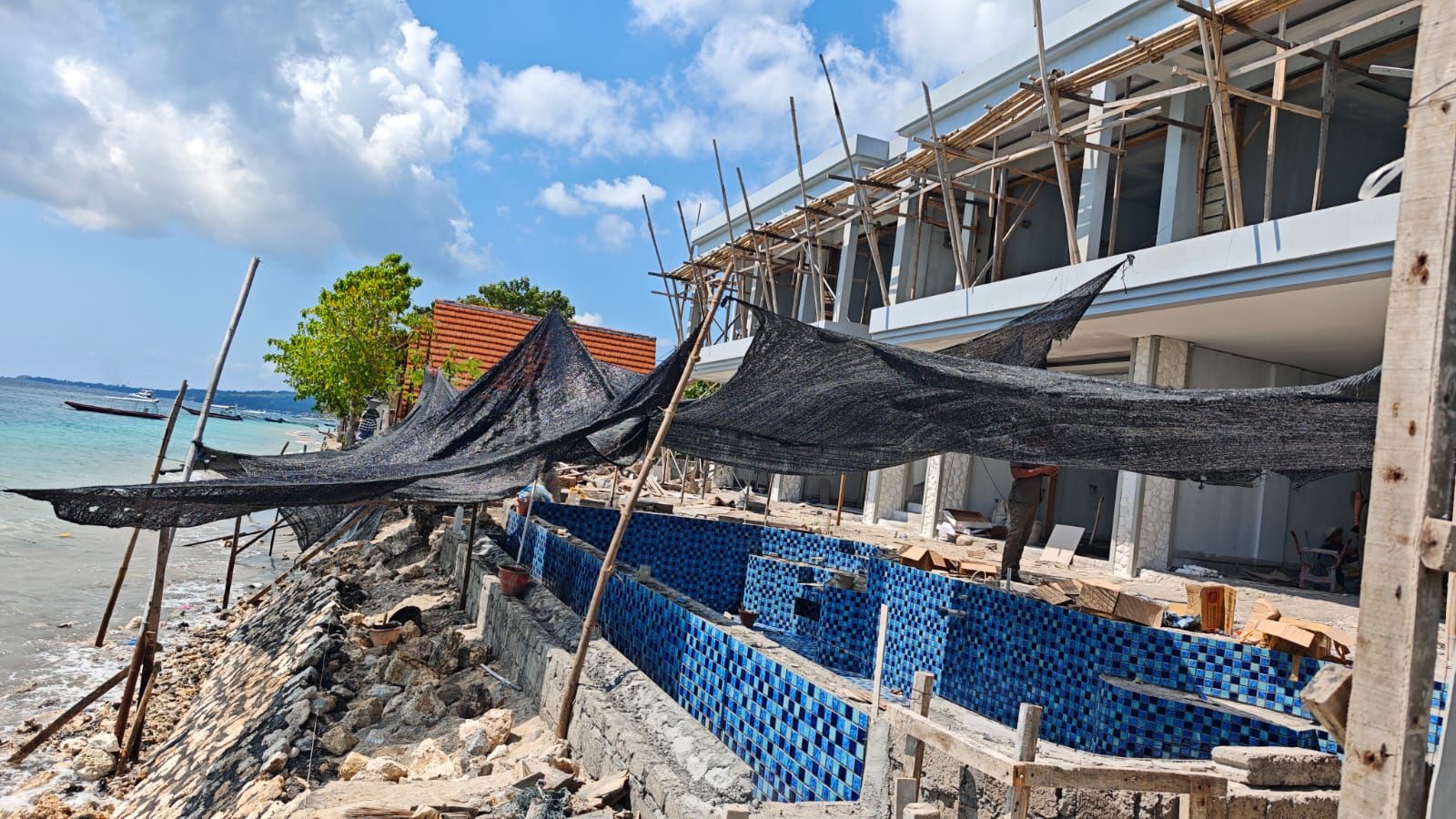 Foto: Pembangunan Villa dekat dengan tanggul Pantai di Nusa Penida. Sumber: dok/hms