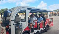 Foto: Shuttle bus listrik yang beroperasi di rute Segara Ayu-Mertasari. Sumber: Komang Ari/Wacana Bali.