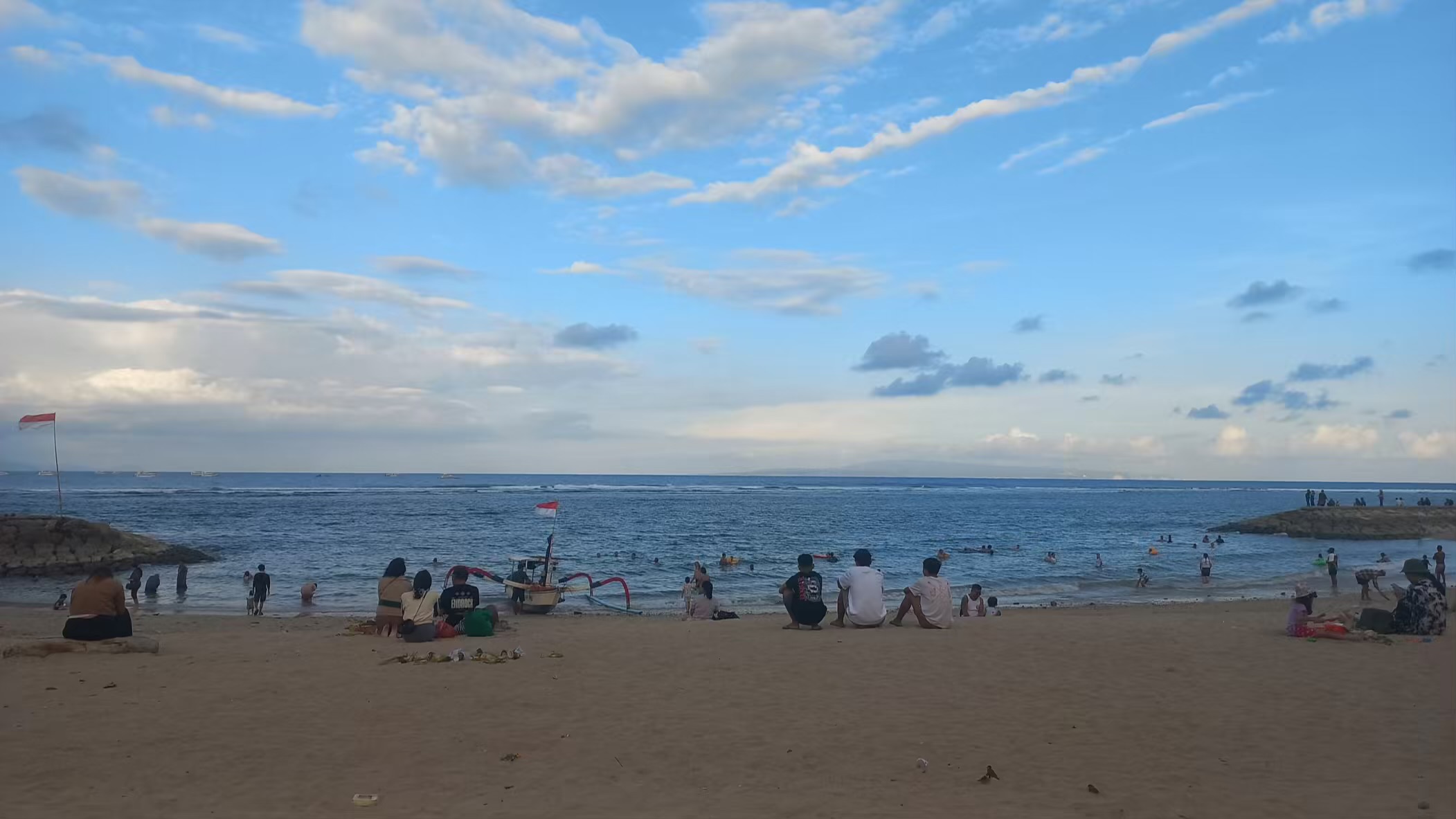 Foto: Para wisatawan menikmati keindahan Pantai Sanur, Rabu (17/9/25).