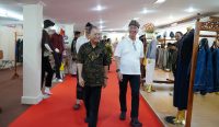 Foto: Menperin Agus Gumiwang bersama Gubernur Bali, Wayan Koster saat mengunjungi pameran IKM Bali di Art, Center. Sumber: Ist.
